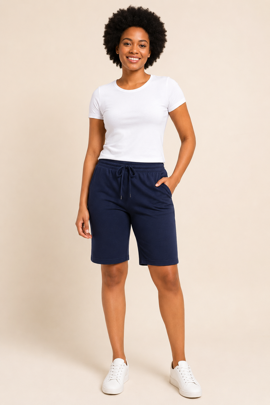 Modelo com rosto visível usando Bermuda Moletinho